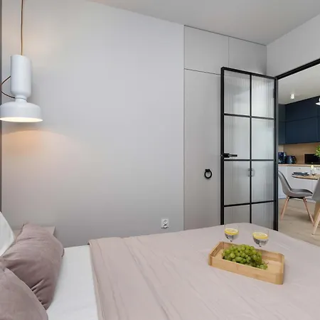 Bright Spadochroniarzy In With Parking & Pool By Renters Apartment