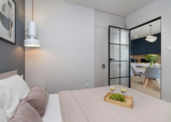 Bright Spadochroniarzy In With Parking & Pool By Renters Appartement